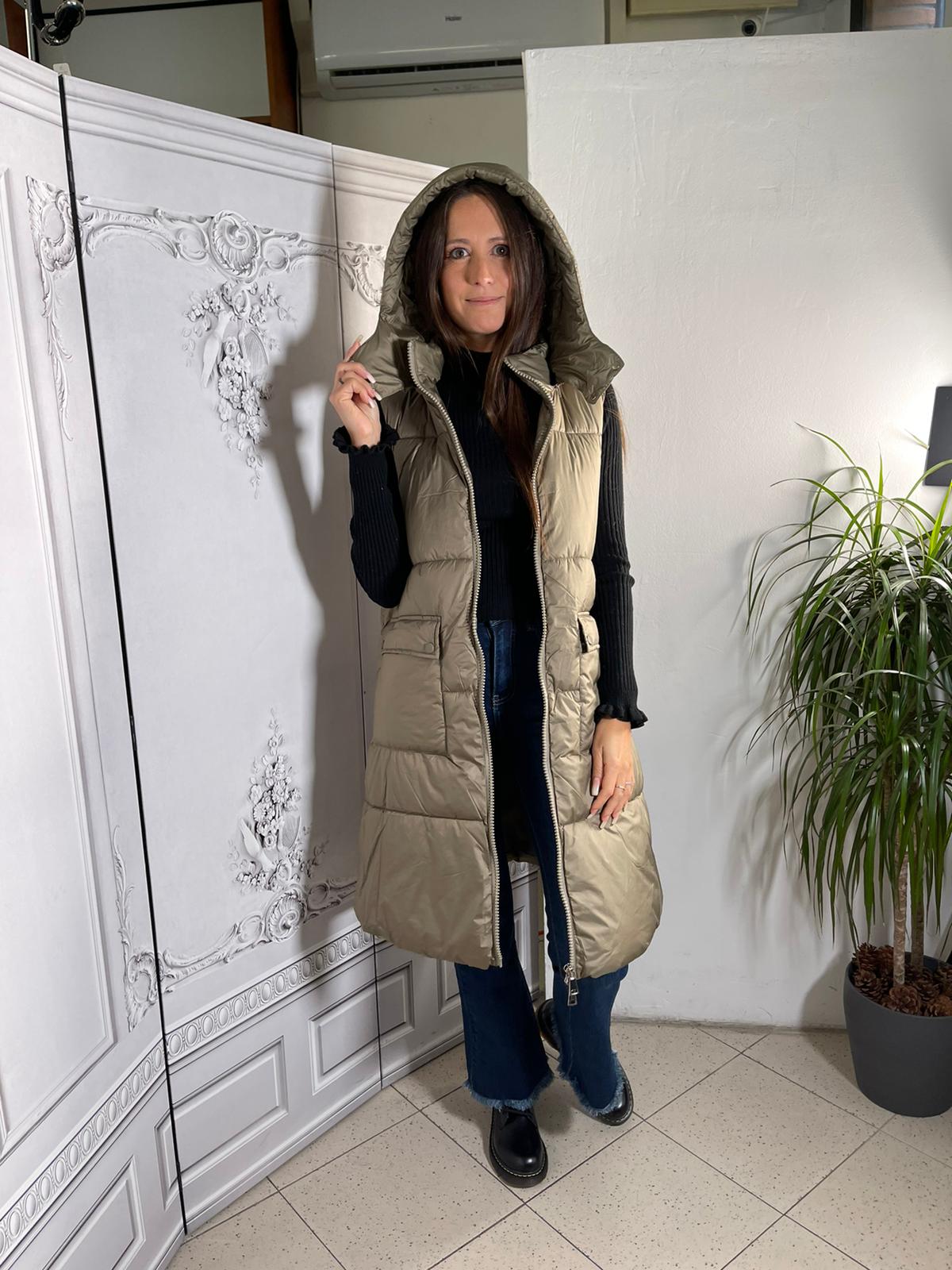 PIUMINO SMANICATO CON CAPPUCCIO E BOTTONI LATERALI
