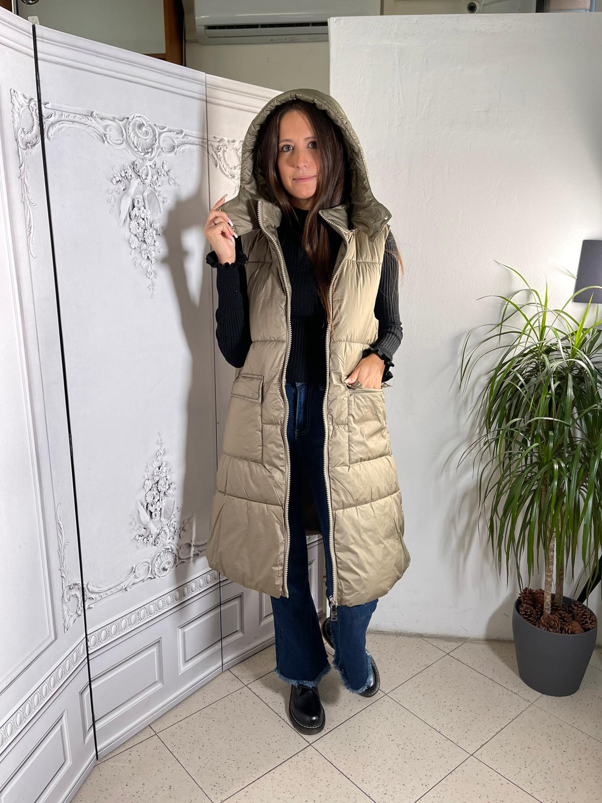 PIUMINO SMANICATO CON CAPPUCCIO E BOTTONI LATERALI