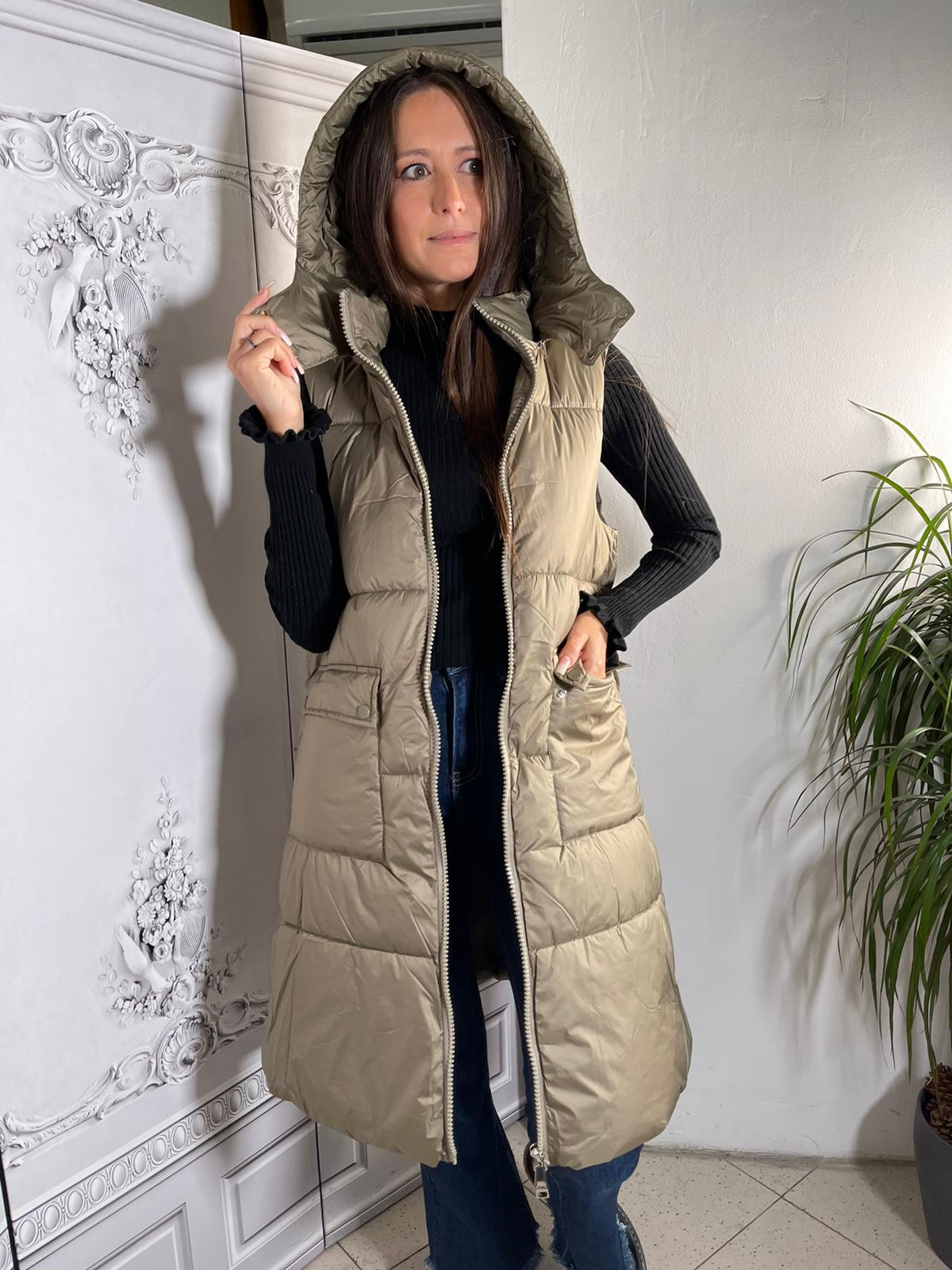 PIUMINO SMANICATO CON CAPPUCCIO E BOTTONI LATERALI