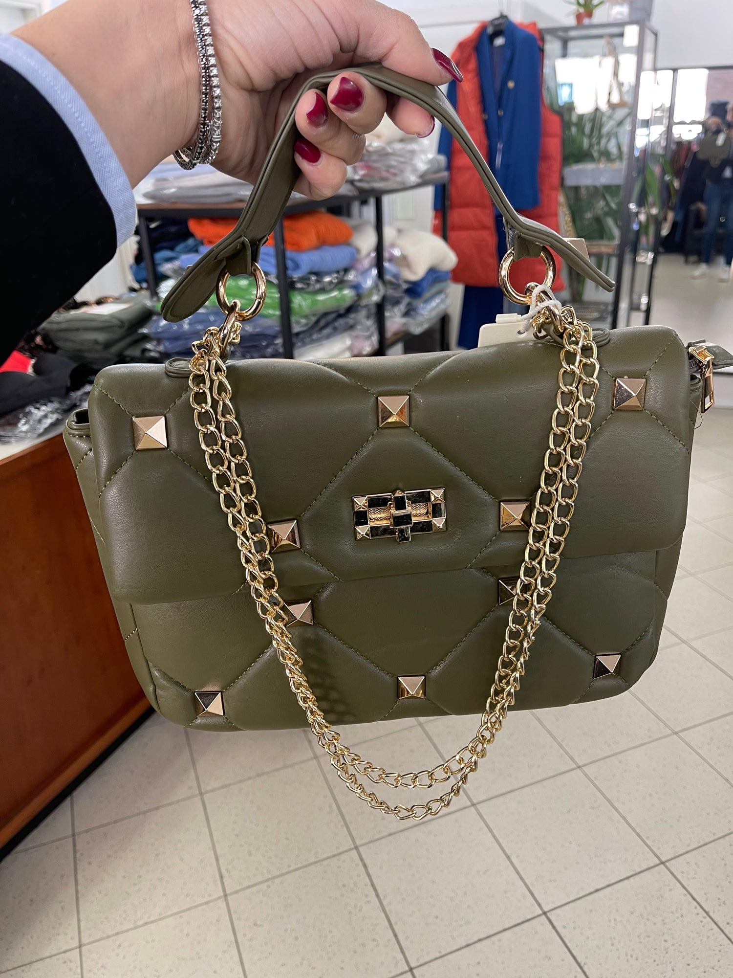 Borsa 2025 con borchie